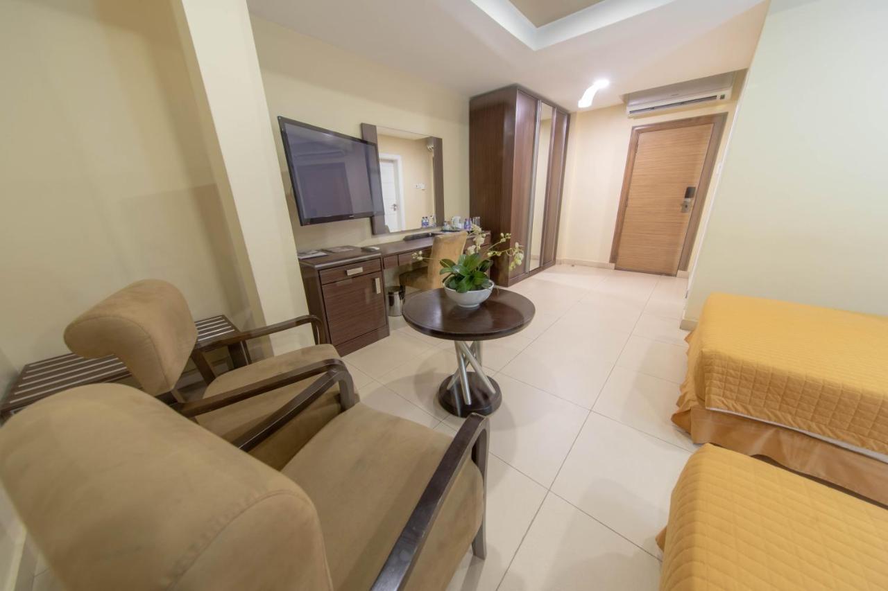 Frankie'S Foods And Rooms Accra Buitenkant foto
